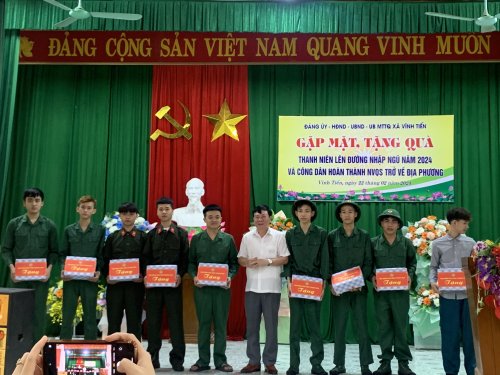 Đc Nguyễn Hữu Đồng, Phó Chủ tịch thường trực Hội Nông dân tỉnh Thanh Hoá tặng quà.jpg